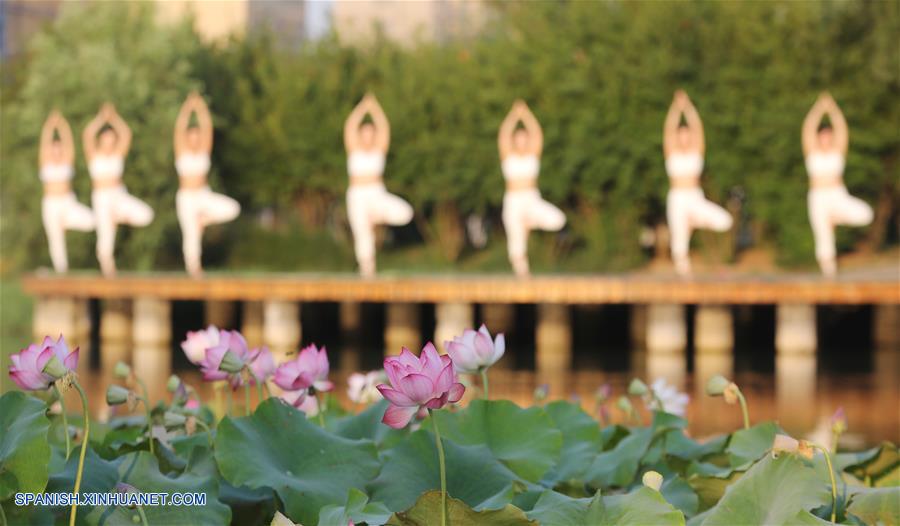 Henan: Personas practican yoga en el Parque Lago Longquan en Jiaozuo