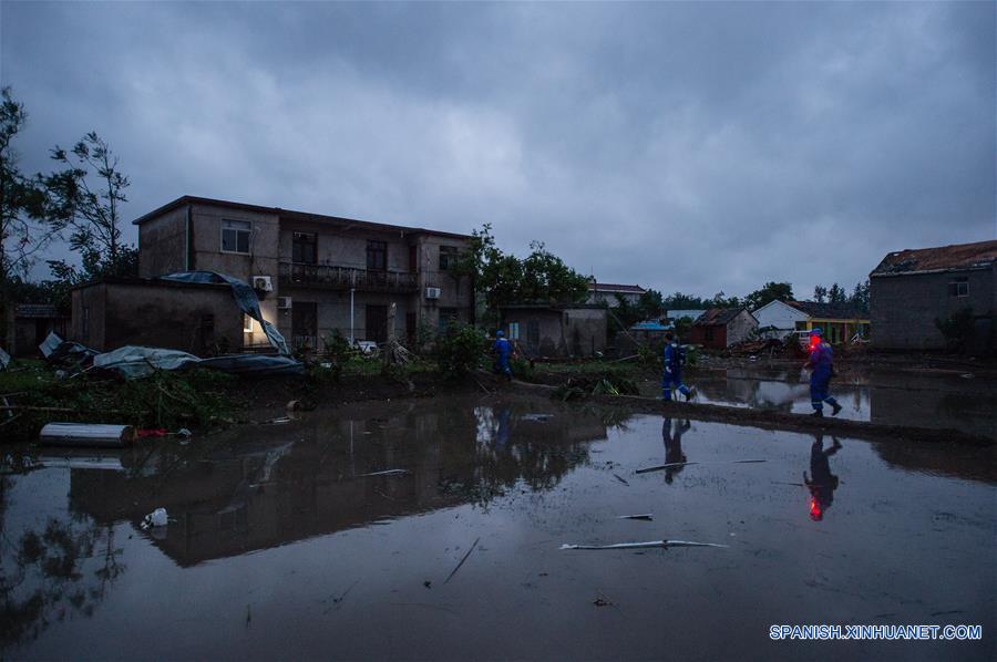 Rescatistas buscan sobrevivientes en la aldea Beichen del condado de Funing, ciudad de Yancheng, en la provincia de Jiangsu, en el este de China, el 24 de junio de 2016. Al menos 78 personas murieron, mientras que cerca de 500 personas resultaron heridas, en uno de los desastres naturales más letales registrados en décadas en la provincia oriental china de Jiangsu. Aguaceros, granizadas y el peor tornado desde 1966 azotaron parte de la ciudad de Yancheng a las 14:30 hora local del jueves, destruyeron viviendas y dejaron atrapados a cientos de residentes del lugar bajo los escombros. (Xinhua/Li Xiang)