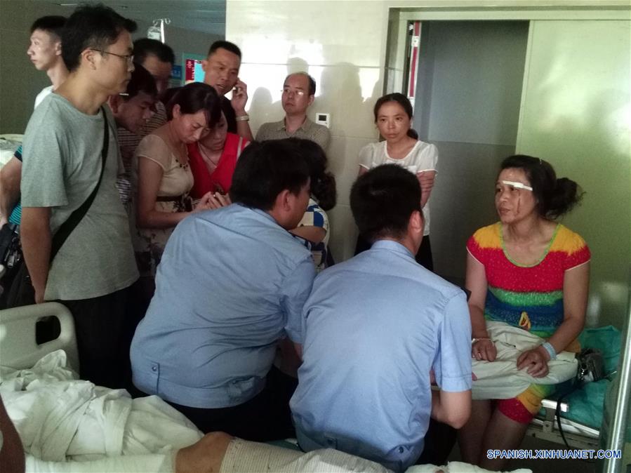 Personas heridas reciben tratamiento médico en un hospital en el condado de Yizhang, en la provincia central de Hunan, en China, el 26 de junio de 2016. Un incendio que redujo a un autobús turístico a una estructura carbonizada el domingo por la ma?ana ha provocado la muerte de al menos 35 personas, incluidos dos ni?os, en la provincia central china de Hunan, confirmaron las autoridades locales. El accidente se produjo hacia las 10:20 horas, cuando el autobús chocó contra las barreras de protección en una autopista de Yizhang. (Xinhua/Li Zhuo)