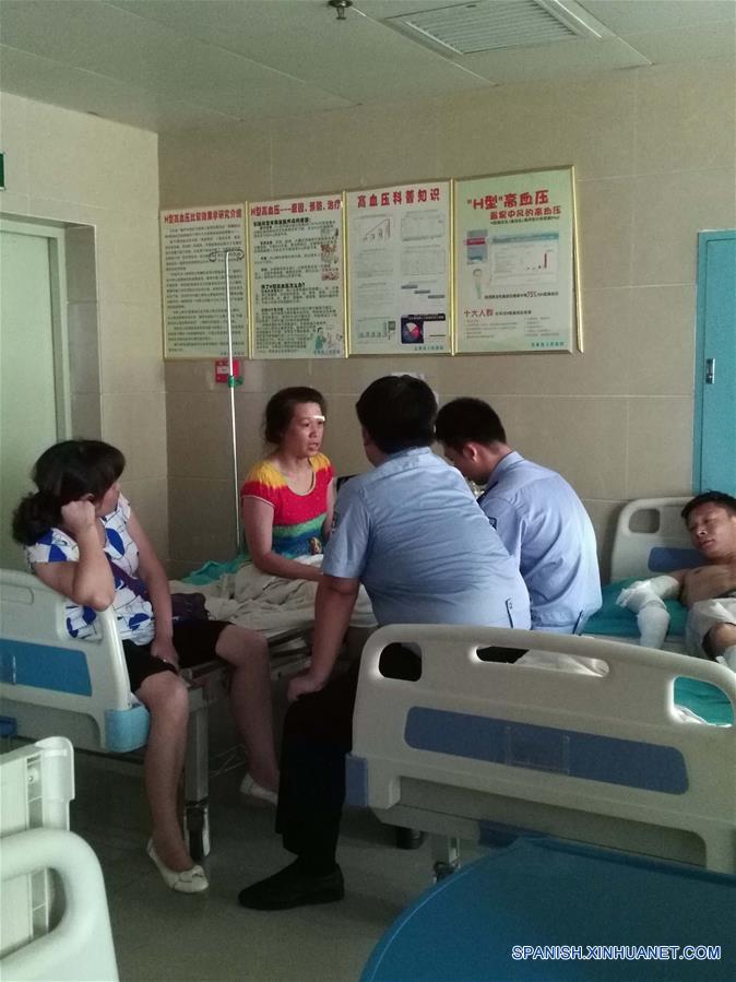 Personas heridas reciben tratamiento médico en un hospital en el condado de Yizhang, en la provincia central de Hunan, en China, el 26 de junio de 2016. Un incendio que redujo a un autobús turístico a una estructura carbonizada el domingo por la ma?ana ha provocado la muerte de al menos 35 personas, incluidos dos ni?os, en la provincia central china de Hunan, confirmaron las autoridades locales. El accidente se produjo hacia las 10:20 horas, cuando el autobús chocó contra las barreras de protección en una autopista de Yizhang. (Xinhua/Li Zhuo)