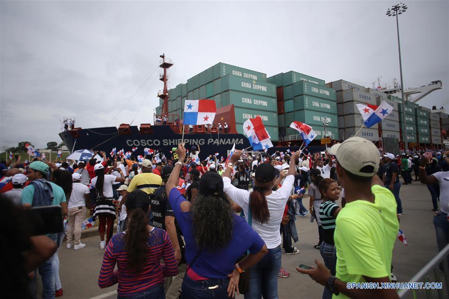 Residentes participan durante el tránsito inaugural del buque "Cosco Shipping Panamá" por el Canal de Panamá ampliado, en la ciudad de Colón, capital de la provincia de Colón, Panamá, el 26 junio 2016. El portacontenedores "Cosco Shipping Panamá" de la naviera China Cosco Shipping Corporation Limited, ingresó el domingo a las 07:40 tiempo local (12:40 GMT) por el Atlántico a las esclusas de Agua Clara e inició el tránsito inaugural hacia el Pacífico por el Canal de Panamá ampliado. (Xinhua/Mauricio Valenzuela)