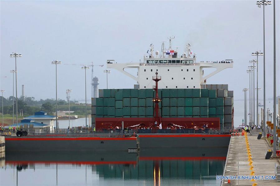 Imagen tomada del sitio web de la Presidencia de Panamá del buque "Cosco Shipping Panamá" realizando el tránsito inaugural por el Canal de Panamá ampliado, en la ciudad de Colón, capital de la provincia de Colón, Panamá, el 26 junio 2016. El presidente de Panamá, Juan Carlos Varela; el administrador del Canal de Panamá, Jorge Luis Quijano y el ministro para Asuntos del Canal, Roberto Roy, compartieron su sentimiento de orgullo al iniciar la ma?ana del domingo los actos de inauguración del Canal de Panamá ampliado. (Xinhua/Presidencia de Panamá)