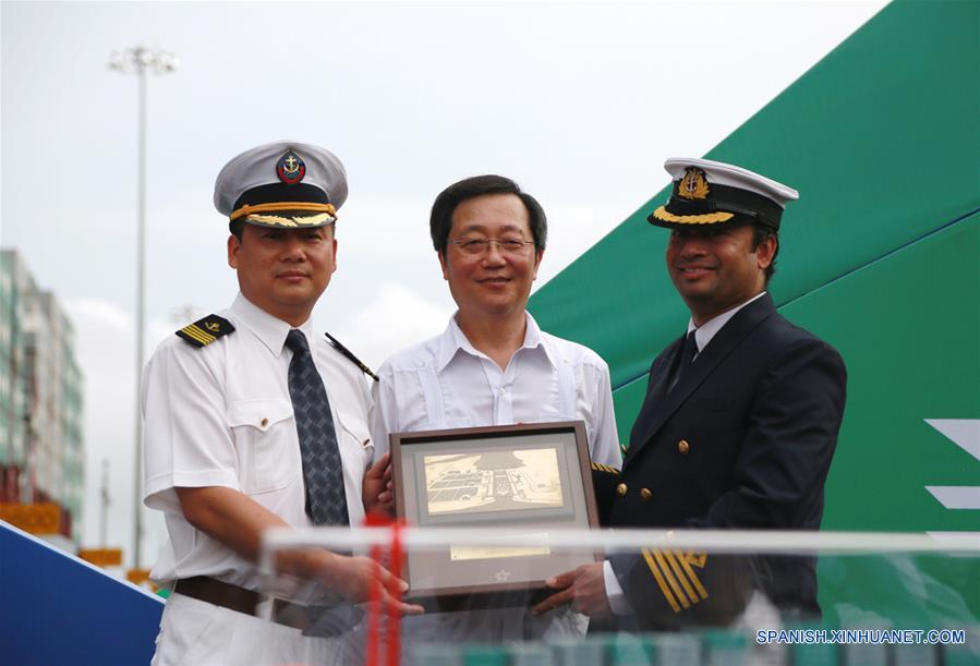 Imagen cedida por la naviera China Cosco Shipping Corporation Limited de Xu Lirong (c), presidente de China Cosco Shipping, recibiendo un reconocimiento durante el tránsito inaugural del buque "Cosco Shipping Panamá" por el Canal de Panamá ampliado, en la ciudad de Colón, capital de la provincia de Colón, Panamá, el 26 junio 2016. El presidente de Panamá, Juan Carlos Varela, el administrador del Canal de Panamá, Jorge Luis Quijano y el ministro para Asuntos del Canal, Roberto Roy, compartieron el domingo su sentimiento de orgullo al iniciar la ma?ana del domingo los actos de inauguración del Canal de Panamá ampliado. (Xinhua/China Cosco Shipping Corporation Limited)