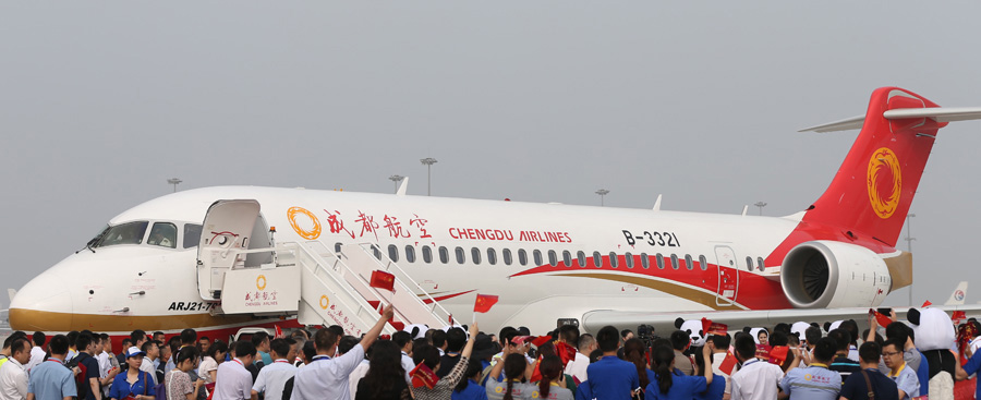 Primer avión regional de China comienza operación comercial