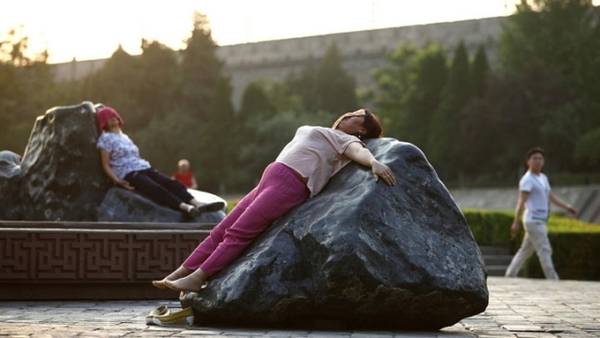 Varias mujeres se acuestan sobre piedras para curar sus enfermedades