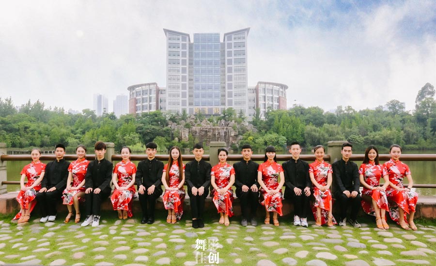 Graduados de este a?o, especializados en baile de salón de estilo internacional en la Universidad Normal de Sichuan posan tras su graduación con trajes tradicionales chinos, en la provincia de Sichuan, el 28 de junio de 2016. 