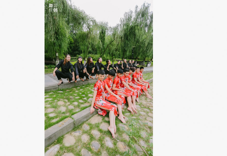 Graduados de este a?o, especializados en baile de salón de estilo internacional en la Universidad Normal de Sichuan posan tras su graduación con trajes tradicionales chinos, en la provincia de Sichuan, el 28 de junio de 2016. [Foto/IC]