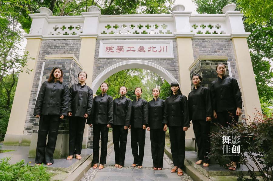 Graduados de este a?o, especializados en baile de salón de estilo internacional en la Universidad Normal de Sichuan posan tras su graduación con trajes tradicionales chinos, en la provincia de Sichuan, el 28 de junio de 2016. [Foto/IC]