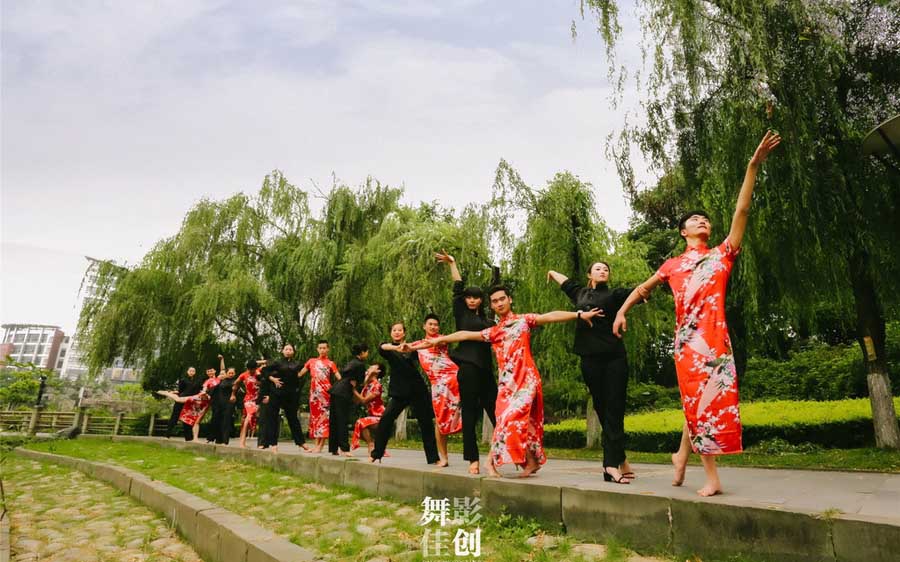 Graduados de este a?o, especializados en baile de salón de estilo internacional en la Universidad Normal de Sichuan posan tras su graduación con trajes tradicionales chinos, en la provincia de Sichuan, el 28 de junio de 2016. [Foto/IC]