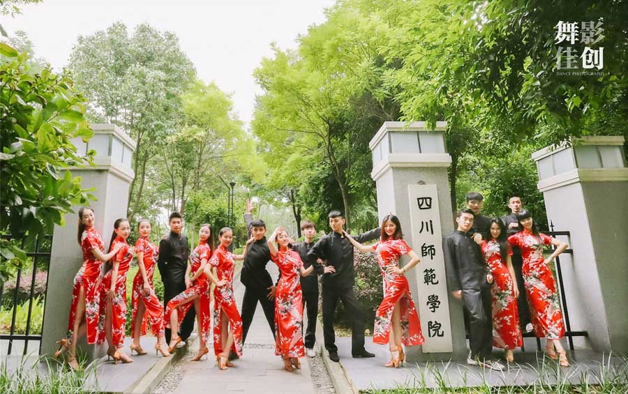 Graduados de este a?o, especializados en baile de salón de estilo internacional en la Universidad Normal de Sichuan posan tras su graduación con trajes tradicionales chinos, en la provincia de Sichuan, el 28 de junio de 2016. [Foto/IC]