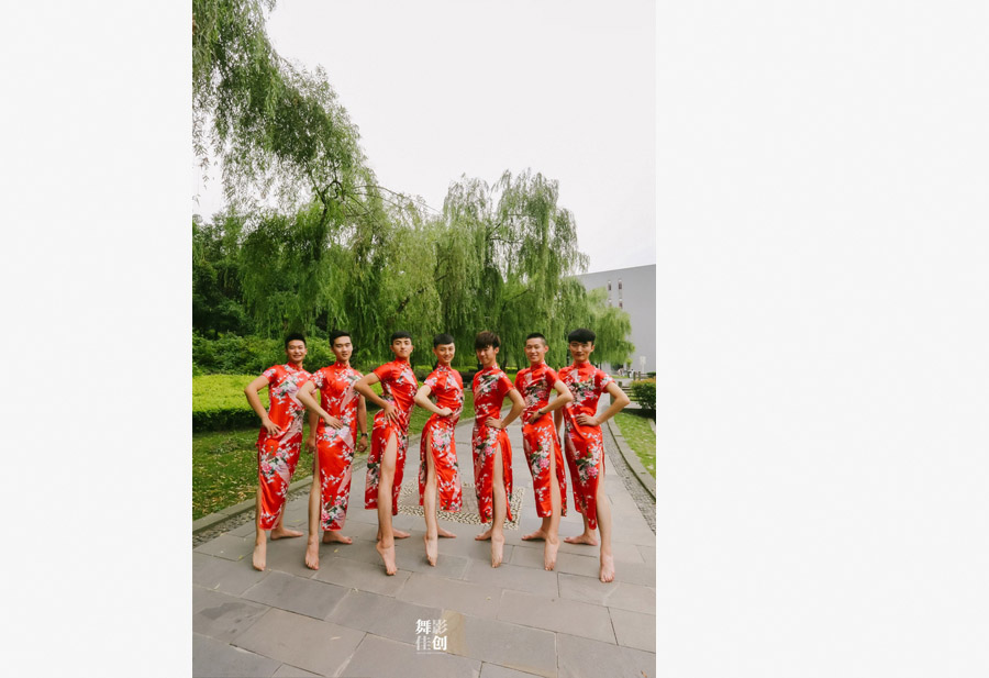 Graduados de este a?o, especializados en baile de salón de estilo internacional en la Universidad Normal de Sichuan posan tras su graduación con trajes tradicionales chinos, en la provincia de Sichuan, el 28 de junio de 2016. [Foto/IC]