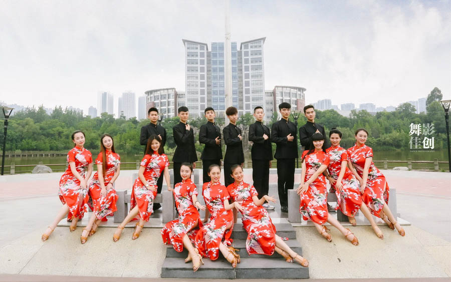 Graduados de este a?o, especializados en baile de salón de estilo internacional en la Universidad Normal de Sichuan posan tras su graduación con trajes tradicionales chinos, en la provincia de Sichuan, el 28 de junio de 2016. [Foto/IC]