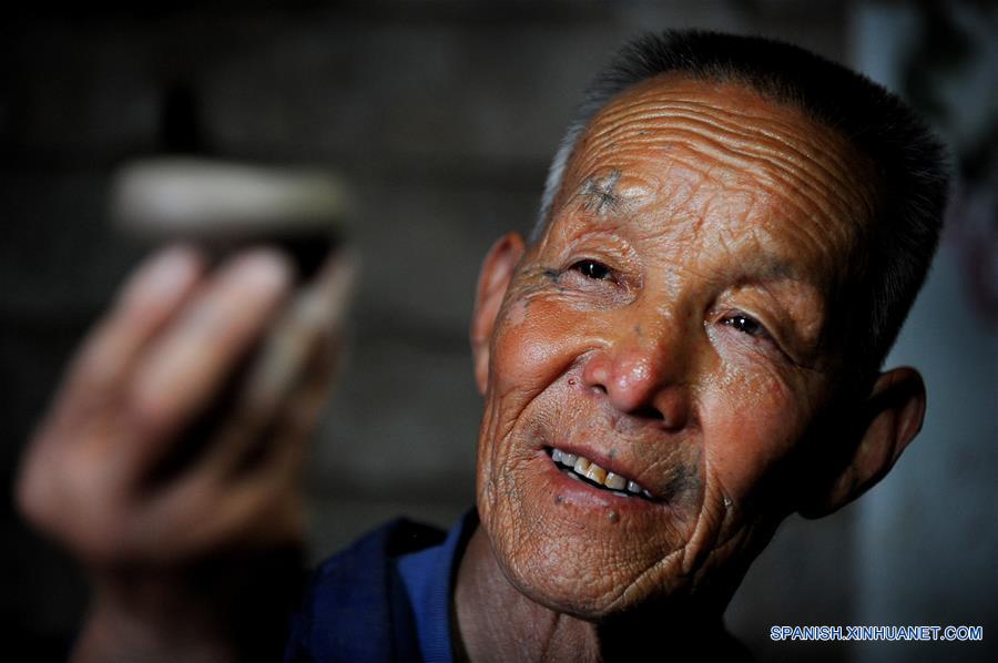 Imagen del 28 de junio de 2016 del artista folclórico Lei Zhenhe elaborando un producto de cerámica, en la zona turística de Yaotou Kiln en el municipio de Yaotou del condado de Chengcheng, provincia de Shaanxi, en el noroeste de China. El sitio de antiguos hornos populares, cubriendo un área de cuatro kilómetros cuadrados, tiene una historia de elaboración de productos de cerámica de más de mil a?os. La técnica de elaboración de cerámica en Yaotou Kiln fue incluida en el Patrimonio Nacional Cultural Intangible en el 2006. (Xinhua/Tao Ming)