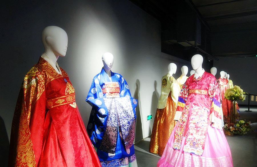 Exposición de ropa tradicional de China, Japón y Corea del Sur en el Centro de Arte 1 + 1 de Beijing, el 27 de junio de 2016. [Foto / cri.cn]