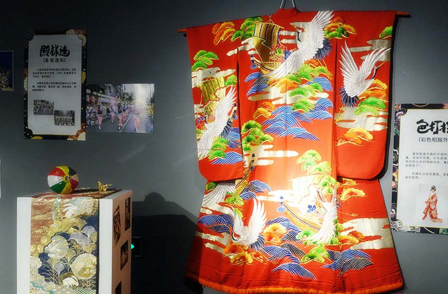 Exposición de ropa tradicional de China, Japón y Corea del Sur en el Centro de Arte 1 + 1 de Beijing, el 27 de junio de 2016. [Foto / cri.cn]