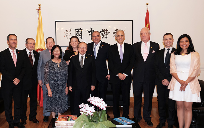 El Sr. Aurelio Iragorri, Ministro de Agricultura y Desarrollo Rural de Colombia se reúne con los embajadores latinoamericanos acreditados en Beijing. (Foto: proporcionada)