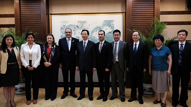 Sr. Han Changfu, Ministro de Agricultura de China, y el Sr. Aurelio Iragorri, Ministro de Agricultura y Desarrollo Rural de Colombia sostienen conversaciones en Beijing. (Foto: proporcionada)