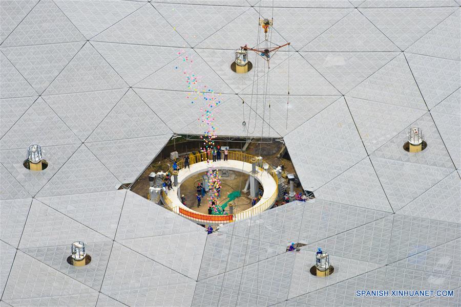 Globos son soltados para festejar el término de la instalación del Telescopio de Apertura Esférica de 500 metros, o "FAST", en el condado de Pingtang, provincia de Guizhou, en el suroeste de China, el 3 de julio de 2016. La instalación del "FAST", el radiotelescopio más grande del mundo, fue completada el domingo por la ma?ana al colocar el último de los 4,4450 paneles en el centro del gran plato. Los científicos comenzarán las pruebas de depuración y observación del FAST. (Xinhua/Liu Xu)