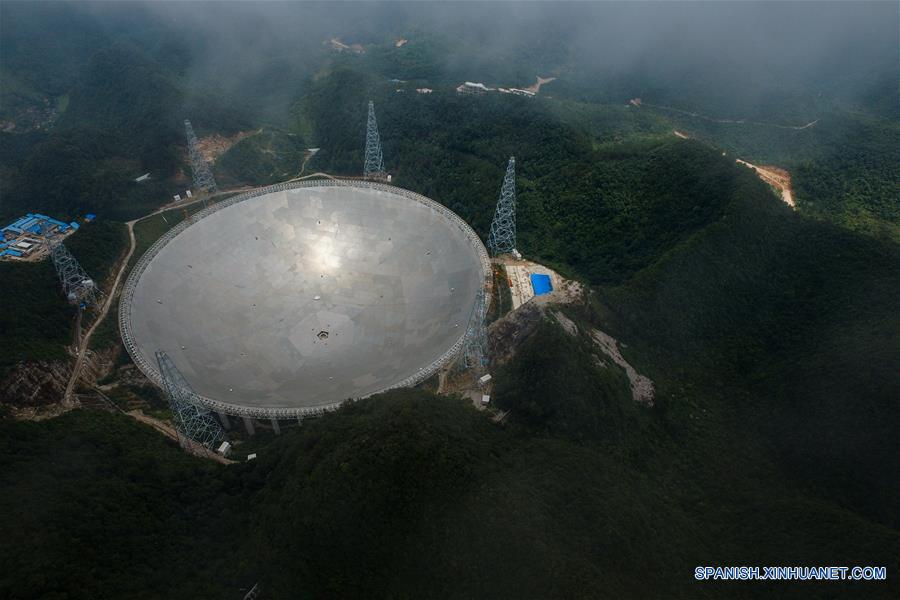 Vista aérea del Telescopio de Apertura Esférica de 500 metros, o "FAST", en el condado de Pingtang, provincia de Guizhou, en el suroeste de China, el 3 de julio de 2016. La instalación del "FAST", el radiotelescopio más grande del mundo, fue completada el domingo por la ma?ana al colocar el último de los 4,4450 paneles en el centro del gran plato. Los científicos comenzarán las pruebas de depuración y observación del FAST. (Xinhua/Ou Dongqu)