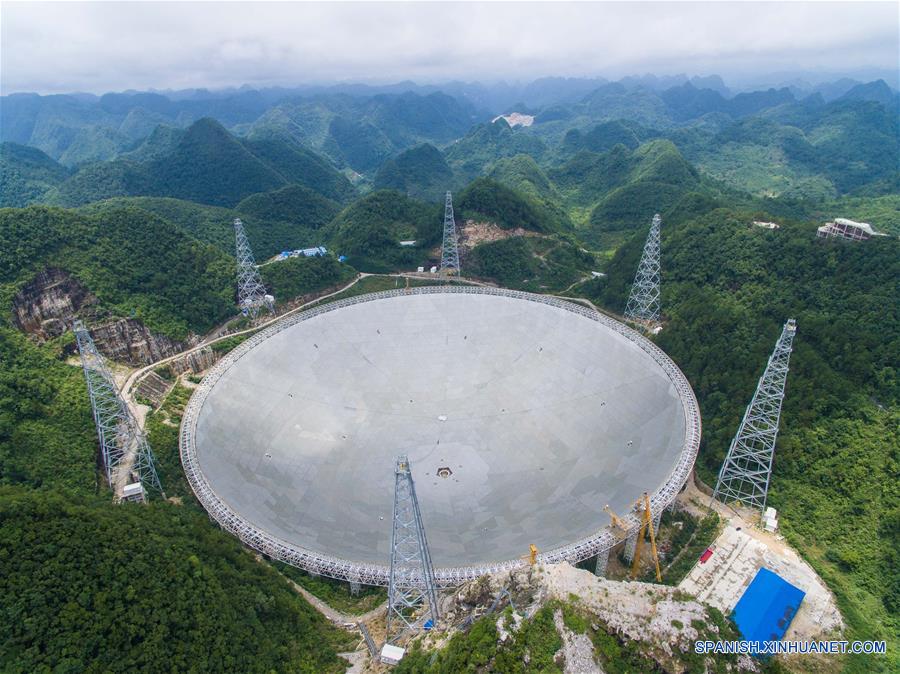 GUIZHOU, julio 3, 2016 (Xinhua) -- Vista aérea del Telescopio de Apertura Esférica de 500 metros, o "FAST", en el condado de Pingtang, provincia de Guizhou, en el suroeste de China, el 3 de julio de 2016. La instalación del "FAST", el radiotelescopio más grande del mundo, fue completada el domingo por la ma?ana al colocar el último de los 4,4450 paneles en el centro del gran plato. Los científicos comenzarán las pruebas de depuración y observación del FAST. (Xinhua/Liu Xu)