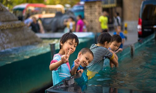 Ni?os uigures posan para una foto en el Gran Bazar Internacional de Urumqi.