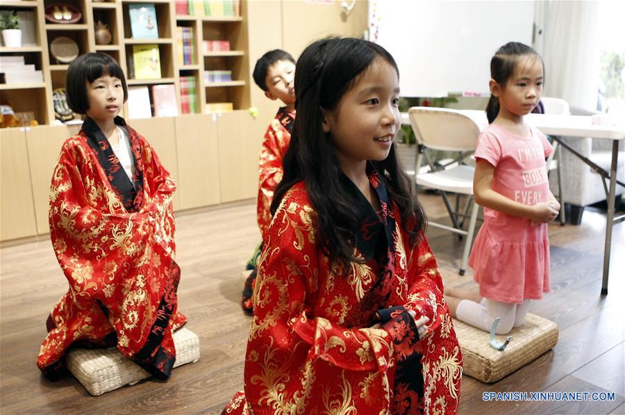 Ni?os chinos aprenden tradicionales reglas