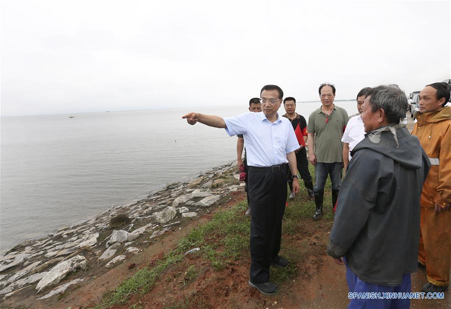 El premier chino, Li Keqiang realizauna visita de inspección en las provincias de Anhui, Hunan y Hubei el martes y miércoles para observar de primera mano el control de inundaciones y la ayuda por desastre.(Xinhua / Pang Xinglei)