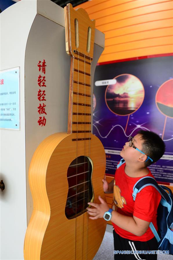  Un ni?o prueba una obra en el Museo de la Ciencia durante las vacaciones de verano, en Zhengzhou, capital de la provincia de Henan, en el centro de China, el 6 de julio de 2016. (Xinhua/Zhu Xiang)