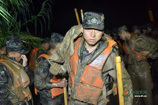 Militares chinos participan en control de inundaciones