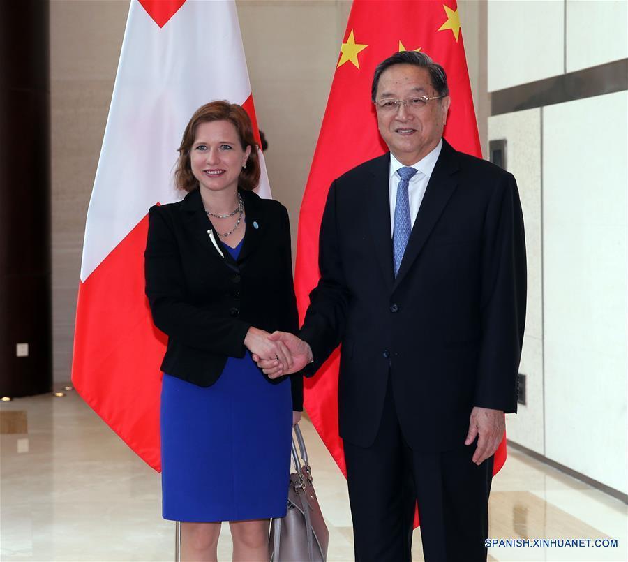 Yu Zhengsheng, presidente del Comité Nacional de la Conferencia Consultiva Política del Pueblo Chino (CCPPCh), se reúne con la presidenta del Consejo Nacional de Suiza, Christa Markwalder en Guiyang , capital de la provincia suroeste china de Guizhou, 8 de julio de 2016. (Xinhua / Liu Weibing)