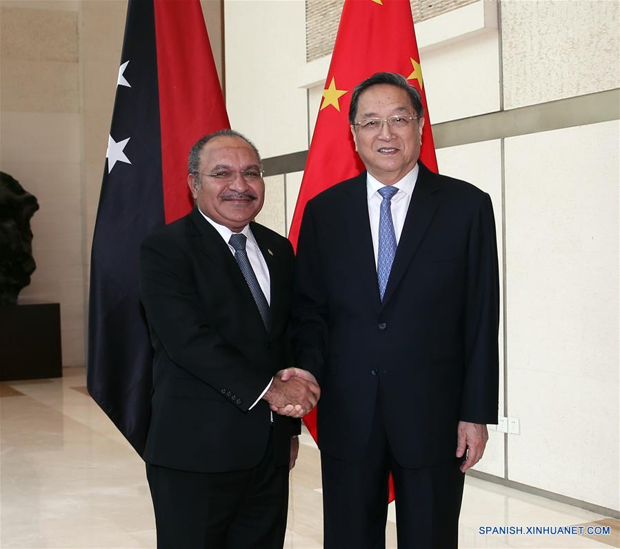 Yu Zhengsheng, presidente del Comité Nacional de la Conferencia Consultiva Política del Pueblo Chino (CCPPCh), se reúne con el primer ministro de Papua Nueva Guinea (PNG), Peter O'Neill en Guiyang, capital de la provincia suroeste china de Guizhou, 8 de julio de 2016. (Xinhua / Liu Weibing)