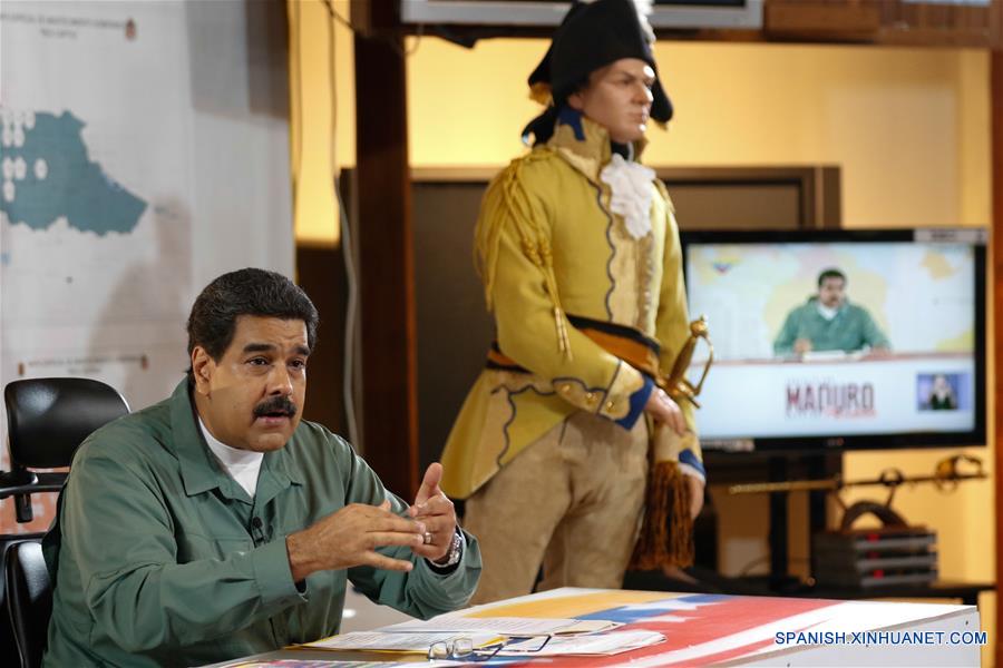 CARACAS, julio 12, 2016 (Xinhua) -- Imagen cedida por la Presidencia de Venezuela del presidente venezolano, Nicolás Maduro, participando durante la edición 60 de su programa "En Contacto con Maduro", en el Comando Estratégico Operacional de la Fuerza Armada Nacional Bolivariana (FANB), en Caracas, Venezuela, el 12 de julio de 2016. Nicolás Maduro, designó el martes a nuevas autoridades militares en cinco puertos estratégicos de esta nación sudamericana, con el fin de contrarrestar la corrupción vinculada al desvío de productos de primera necesidad. (Xinhua/Presidencia de Venezuela)