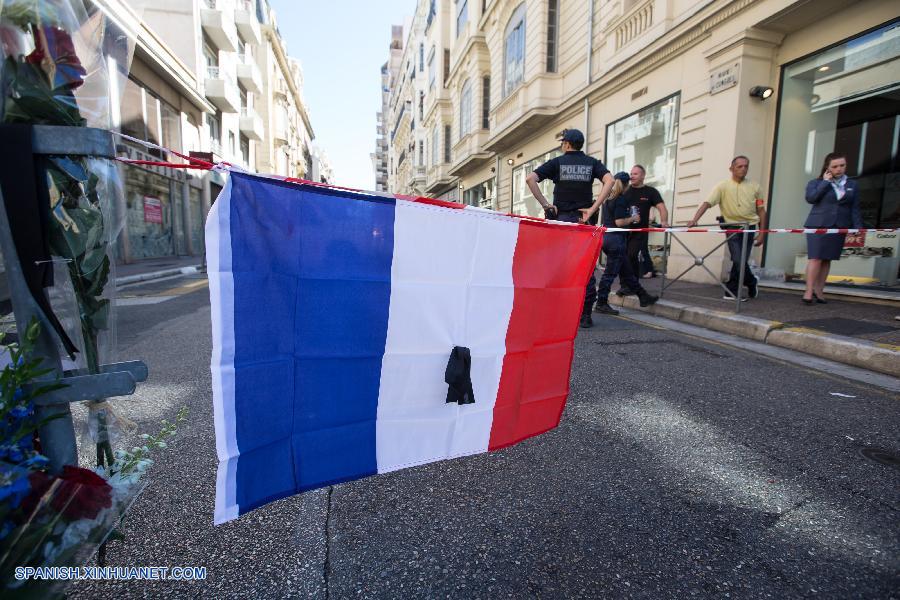 NIZA, julio 15, 2016 (Xinhua) -- Un listón negro es colocado en una bandera nacional de Francia, en memoria de las víctimas del ataque de un camión que embistió contra la multitud durante las celebraciones de la toma de la Bastilla en la ciudad de Niza, Francia, el 15 de julio de 2016. El fiscal de la república francesa, Francois Molins, anunció el viernes en conferencia de prensa que 84 personas murieron, incluyendo a 10 ni?os y adolescentes, durante el ataque terrorista del jueves por la noche en Niza. Un total de 202 personas resultaron lesionadas, dijo Molins, quien agregó que 52 de ellas se encuentran en estado crítico. (Xinhua/Xu Jinquan)