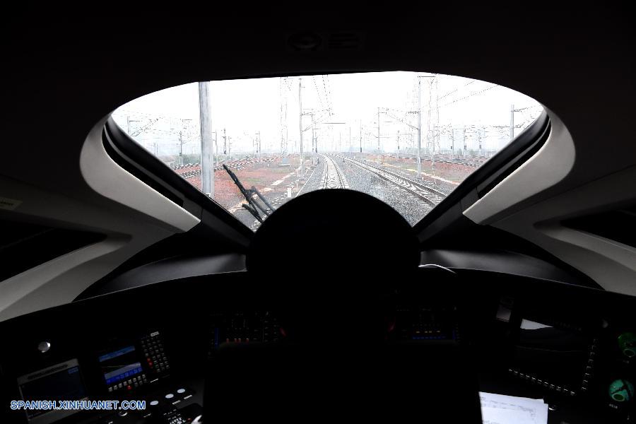 ZHENGZHOU, julio 15, 2016 (Xinhua) -- El tren bala "Delfín Azul" circula en la línea entre Zhengzhou en la provincia central de Henan, en China, y Xuzhou en la provincia de Jiangsu en el este de China, el 15 de julio de 2016. Dos trenes chinos denominados "Fénix Dorado" y "Delfín Azul" circulando a una velocidad récord de 420 km/h en direcciones opuestas se cruzaron en vías paralelas el viernes en la última haza?a realizada por China en una vía de alta velocidad. (Xinhua/Zhu Xiang)