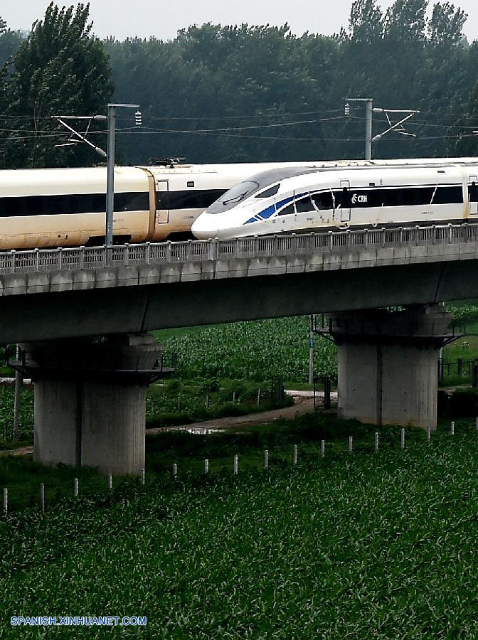 ZHENGZHOU, julio 15, 2016 (Xinhua) -- Los trenes bala denominados "Fénix Dorado" y "Delfín Azul" se cruzan en la línea entre Zhengzhou en la provincia central de Henan, en China, y Xuzhou en la provincia de Jiangsu en el este de China, el 15 de julio de 2016. Dos trenes chinos denominados "Fénix Dorado" y "Delfín Azul" circulando a una velocidad récord de 420 km/h en direcciones opuestas se cruzaron en vías paralelas el viernes en la última haza?a realizada por China en una vía de alta velocidad. (Xinhua/Li An)