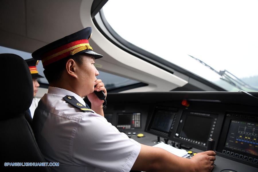 ZHENGZHOU, julio 15, 2016 (Xinhua) -- El conductor opera el tren bala "Delfín Azul" en la línea entre Zhengzhou en la provincia central de Henan, en China, y Xuzhou en la provincia de Jiangsu en el este de China, el 15 de julio de 2016. Dos trenes chinos denominados "Fénix Dorado" y "Delfín Azul" circulando a una velocidad récord de 420 km/h en direcciones opuestas se cruzaron en vías paralelas el viernes en la última haza?a realizada por China en una vía de alta velocidad. (Xinhua/Zhu Xiang)