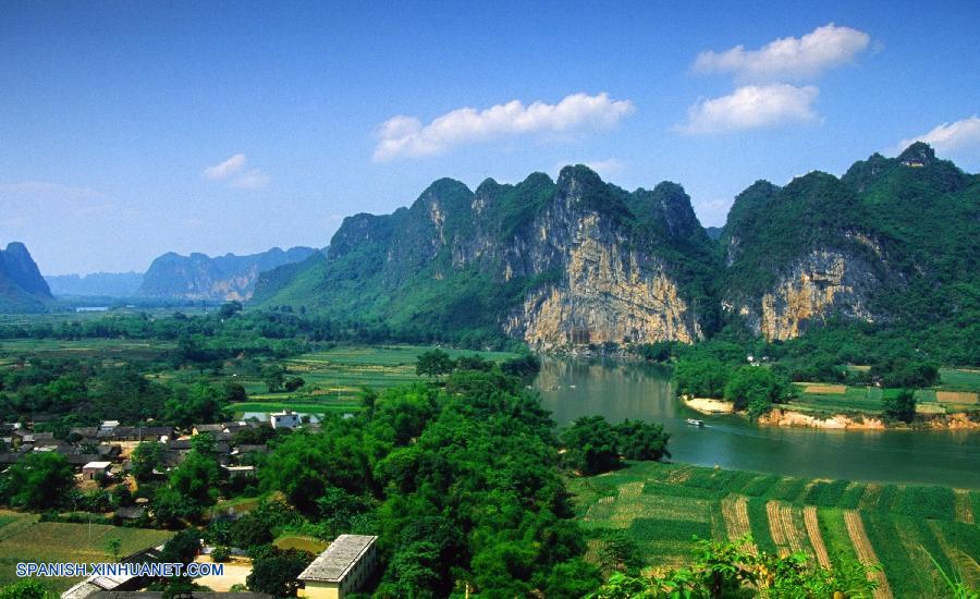 GUANGXI, julio 15, 2016 (Xinhua) -- Imagen de archivo sin fechar cedida por el sitio web de la Organización de las Naciones Unidas para la Educación, la Ciencia y la Cultura (UNESCO) de una vista del Paisaje Cultural de Arte Rupestre de Huashan a lo largo del río Zuojiang, en la Región Autónoma Zhuang de Guangxi, en el sur de China. Las pinturas rupestres de la Región Autónoma Zhuang de Guangxi de China han sido incluidas como patrimonio mundial el 15 de julio de 2016 por el Comité del Patrimonio Mundial, en su 40 sesión llevada a cabo en Estambul. (Xinhua/Str)