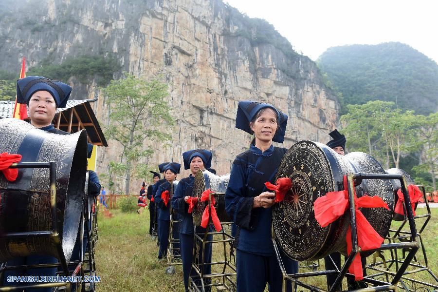 GUANGXI, julio 15, 2016 (Xinhua) -- Residentes animan por la candidatura para la lista del patrimonio mundial de las pinturas rupestres de Zuojiang de Huashan, en el condado de Ningming, en la Región Autónoma Zhuang de Guangxi, en el sur de China, el 15 de julio de 2016. El Paisaje Cultural de Arte Rupestre de Zuojiang de Guangxi fue a?adido este viernes a la lista del Patrimonio Mundial en la 40 sesión del Comité del Patrimonio Mundial llevada a cabo en Estambul. Las pinturas rupestres que se componen de más de 1,900 dibujos que representan los tambores y elementos relacionados con registros simbólicos asociados directamente con la cultura del tambor de bronce del pueblo Luoyue alguna vez generalizadas en la región hace más de 2,000 a?os. (Xinhua/Zhou Hua)