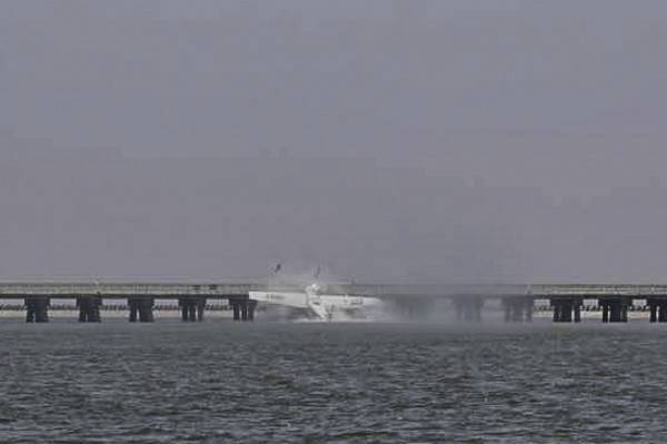 Mueren cinco en choque del avión anfibio con puente en Shanghai 