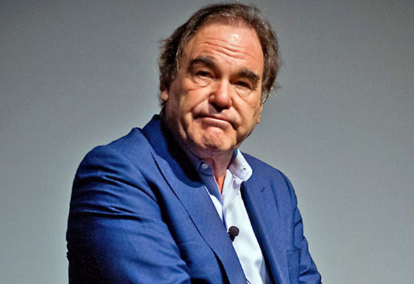 Oliver Stone advierte que ?Pokémon Go nos llevará al totalitarismo?