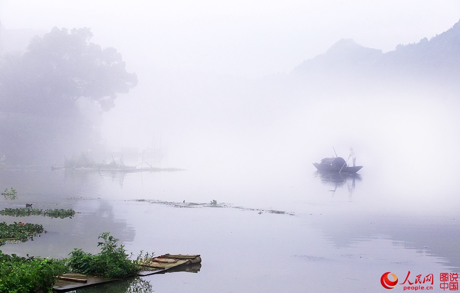 Río Xin'an en la niebla del amanecer