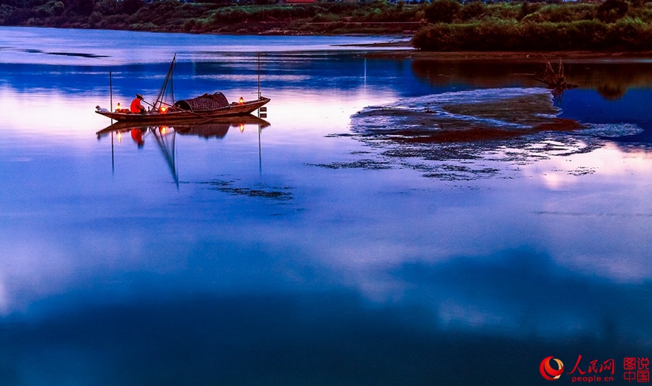 Río Xin'an en la niebla del amanecer