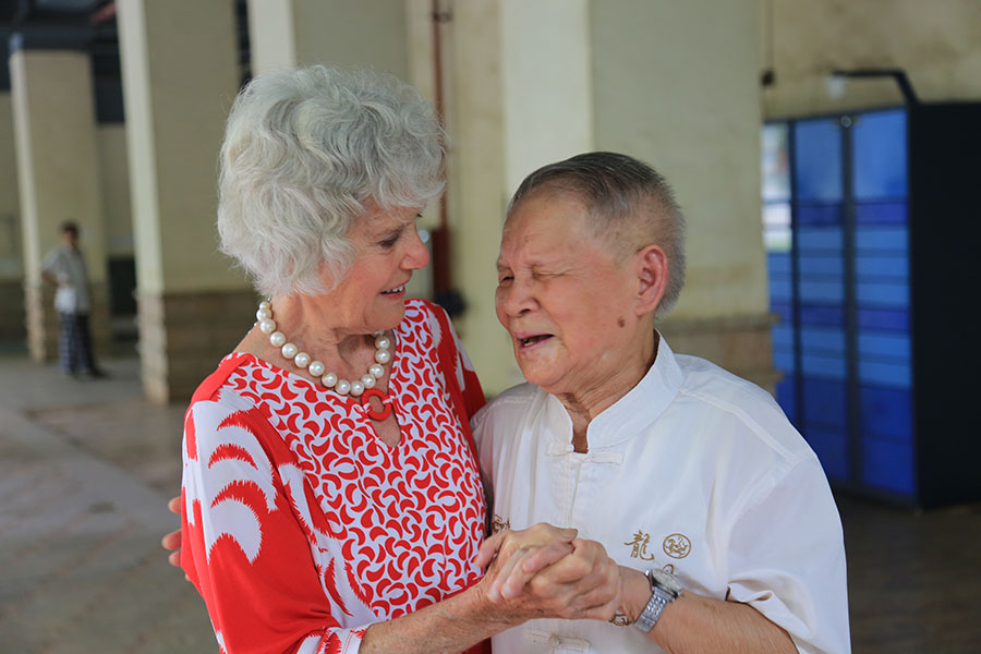 Previte y Wang se abrazan durante el reencuentro de las familias después de 71 a?os, en Guiyang, China, el 27 de julio de 2016. [Fotografía de Jun/chinadaily.com.cn Yang]