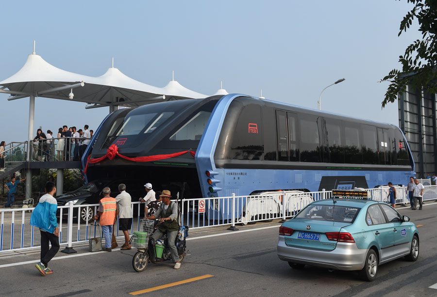 Autobús de tránsito elevado de fabricación china es probado en norte del país