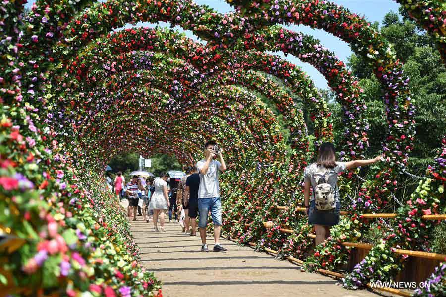 La gente disfruta de las flores en el Valle Qijianghengshan