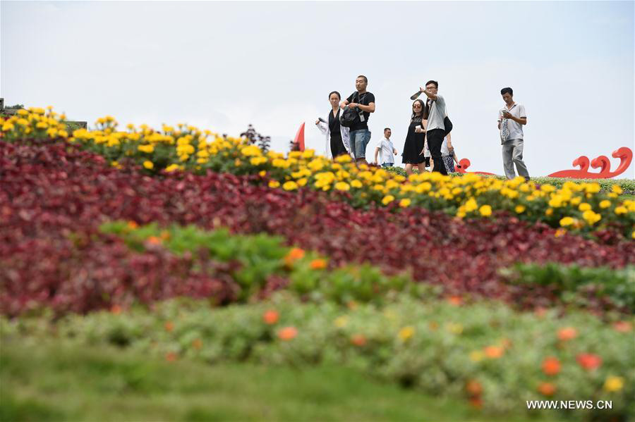 La gente disfruta de las flores en el Valle Qijianghengshan