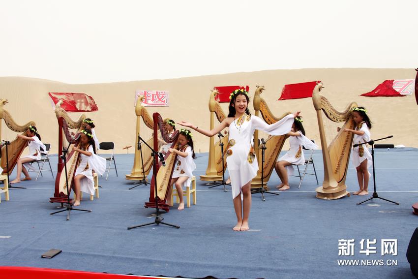 Celebran el primer concierto de Konghou en el desierto de Xinjiang