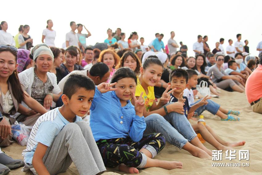 Celebran el primer concierto de Konghou en el desierto de Xinjiang