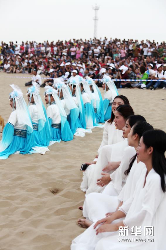 Celebran el primer concierto de Konghou en el desierto de Xinjiang