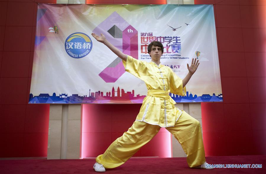 Nicolás Shakalis, estudiante de la Escuela Escocesa San Andrés, participa en la 9 Competencia de Habilidades Chinas "Puente Chino" para estudiantes extranjeros de escuelas secundarias, en la sede de la embajada de China en Argentina, en la ciudad de Buenos Aires, capital de Argentina, el 26 de agosto de 2016. (Xinhua/Martín Zabala)